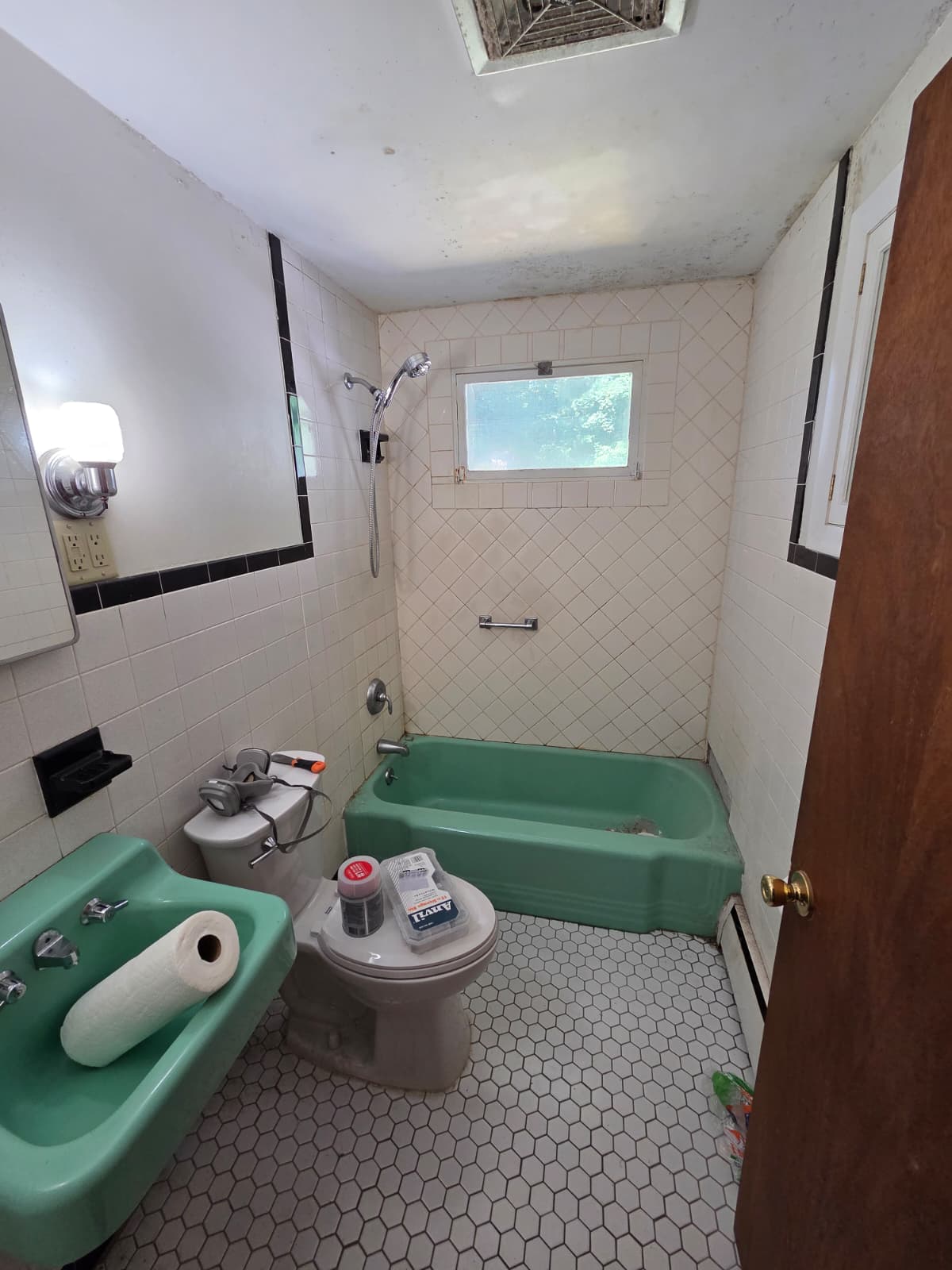 Bathtub surface before refinishing - project 2