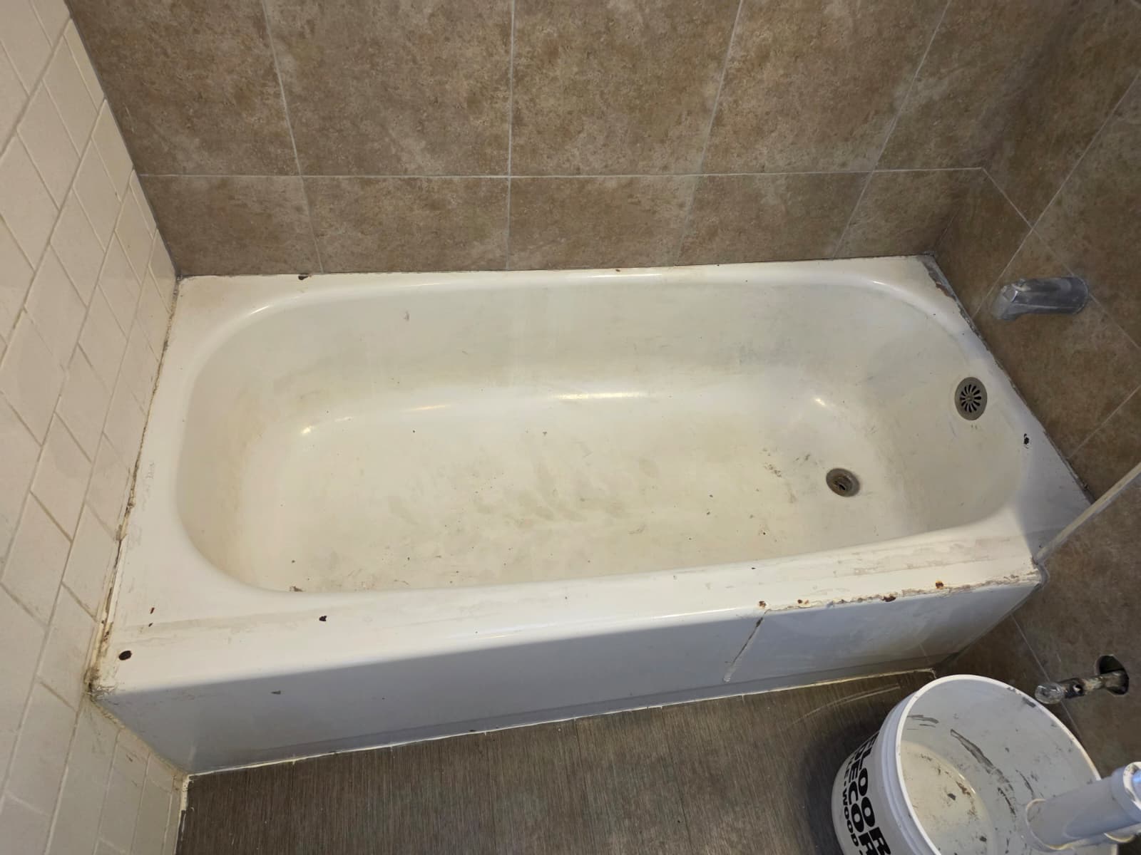 Bathtub surface before refinishing - project 8
