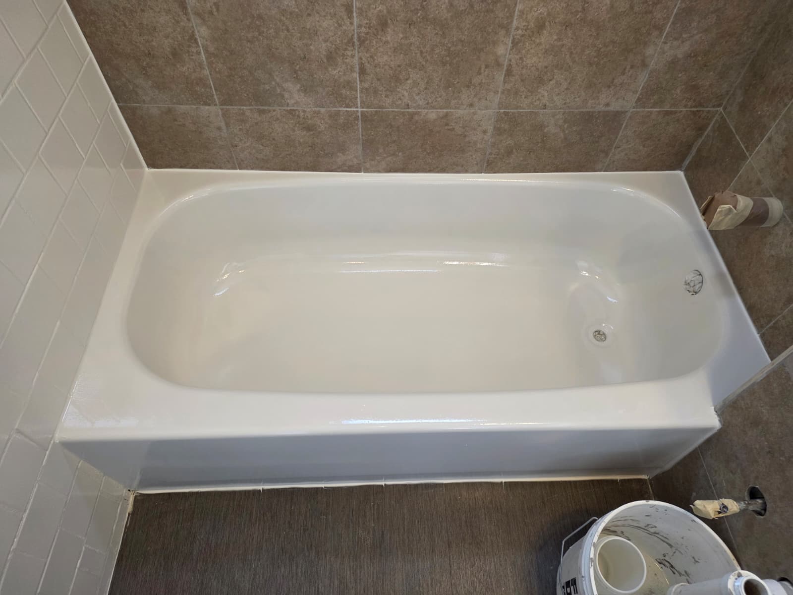 Bathtub surface after refinishing - project 8